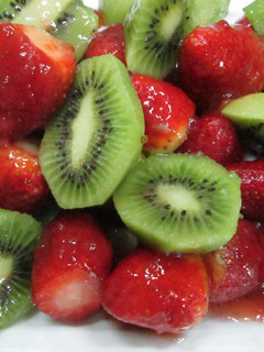 Una foto de Ensalada de fresa y kiwi con salsa roja