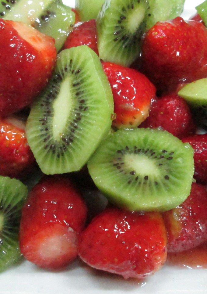Una foto de Ensalada de fresa y kiwi con salsa roja