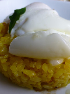 Una foto de Arroz frito con huevo pochado