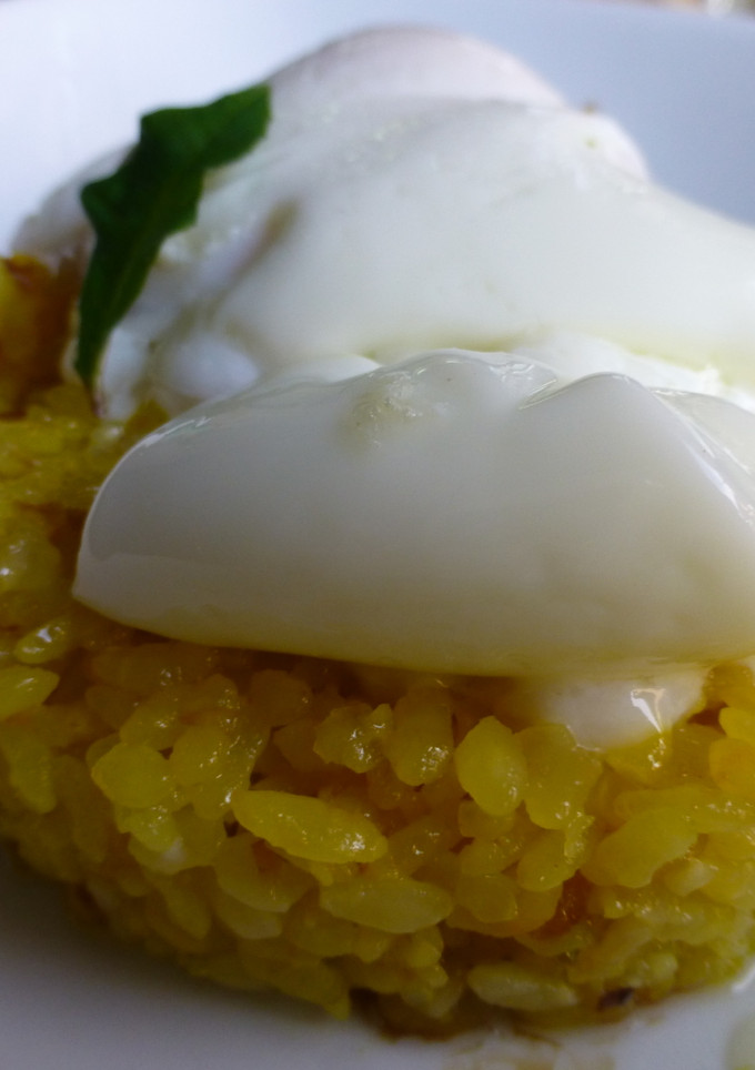 Una foto de Arroz frito con huevo pochado