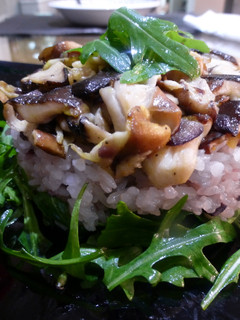 Una foto de Arroz japonés con hongos