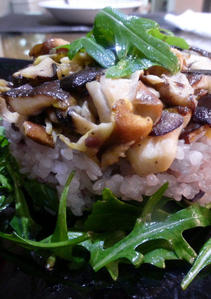 Una foto de Arroz japonés con hongos