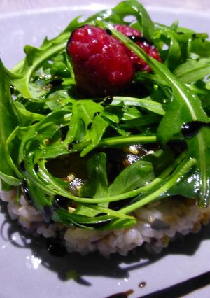Una foto de Arroz japonés con atún marinado