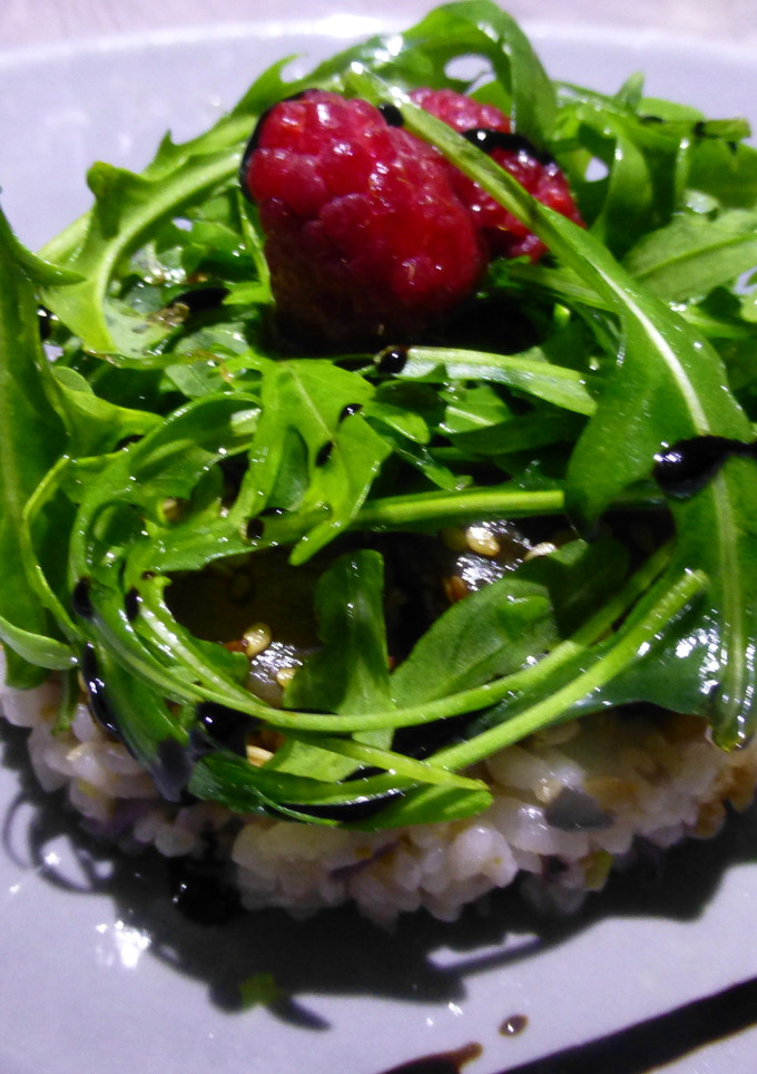 Una foto de Arroz japonés con atún marinado