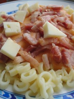 Una foto de Bicicletas con bechamel de tomate y picadillo de bacón y queso
