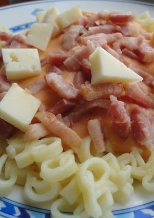 Una foto de Bicicletas con bechamel de tomate y picadillo de bacón y queso