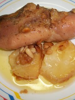 Una foto de Muslos de pollo rellenos con queso cheddar y jamón al coñac
