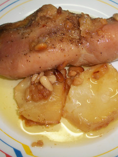 Una foto de Muslos de pollo rellenos con queso cheddar y jamón al coñac