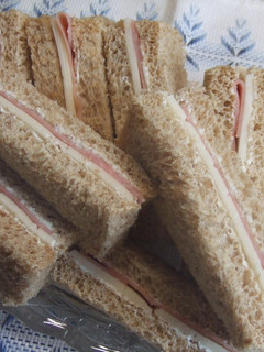 Una foto de Sándwiches de jamón y queso con nueces y mascarpone