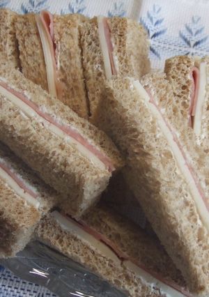 Una foto de Sándwiches de jamón y queso con nueces y mascarpone