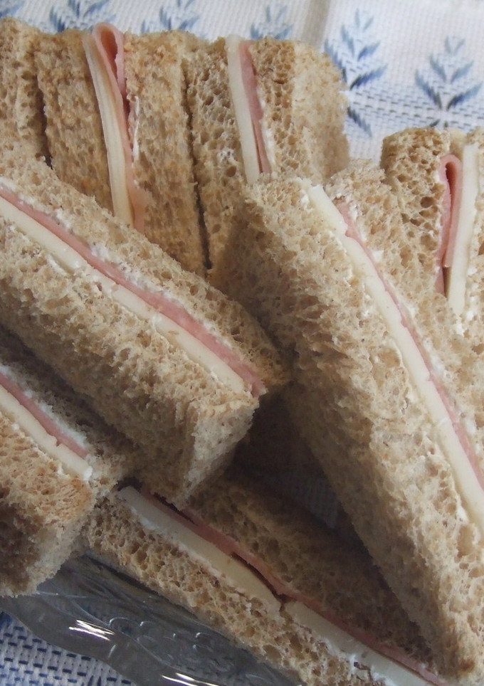 Una foto de Sándwiches de jamón y queso con nueces y mascarpone