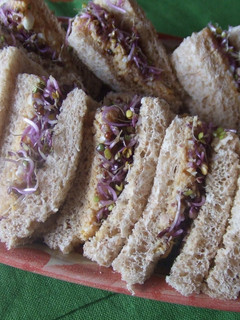 Una foto de Sándwiches de atún, huevo duro y col lombarda