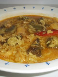 Una foto de Arroz caldoso de calamares y alcachofas