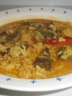 Una foto de Arroz caldoso de calamares y alcachofas