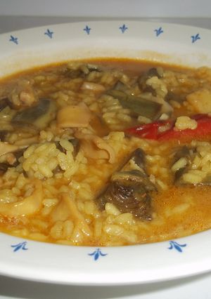Una foto de Arroz caldoso de calamares y alcachofas