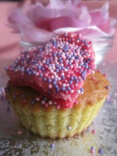 Una foto de Cupcake de vainilla con corazón de mantequilla