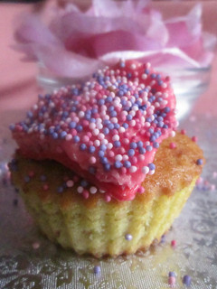 Una foto de Cupcake de vainilla con corazón de mantequilla