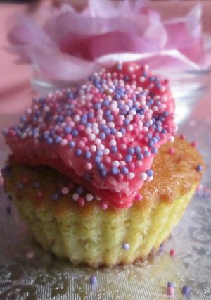 Una foto de Cupcake de vainilla con corazón de mantequilla