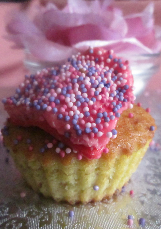 Una foto de Cupcake de vainilla con corazón de mantequilla
