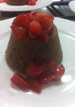 Foto principal de Magdalenas de cacao con fresas al cava