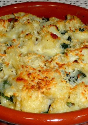Una foto de Gratinado de coliflor y espinacas con queso azul