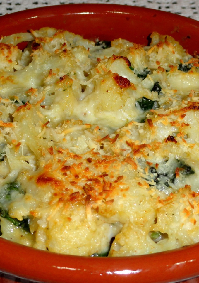 Una foto de Gratinado de coliflor y espinacas con queso azul