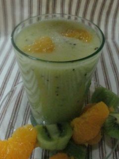 Una foto de Batido y brochetas con frutas de estación