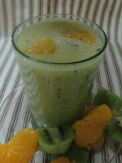 Una foto de Batido y brochetas con frutas de estación