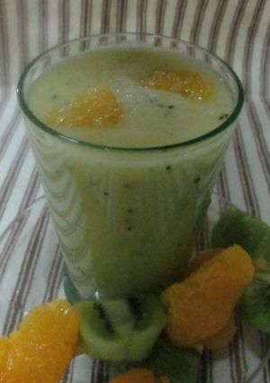 Una foto de Batido y brochetas con frutas de estación
