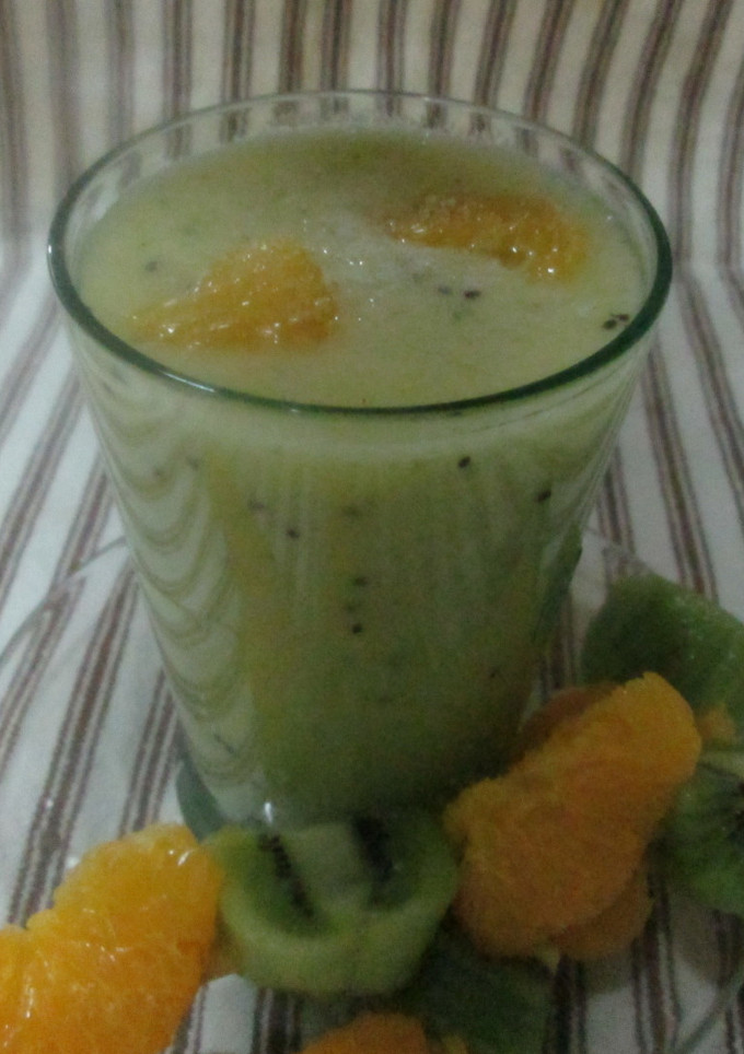 Una foto de Batido y brochetas con frutas de estación