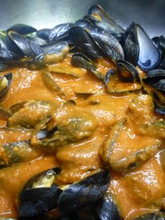 Una foto de Mejillones con salsa de tomate asados
