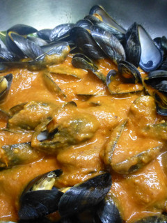 Una foto de Mejillones con salsa de tomate asados