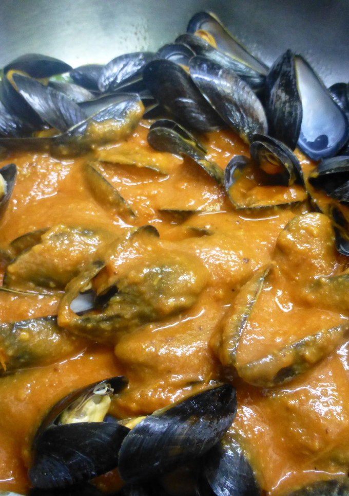 Una foto de Mejillones con salsa de tomate asados
