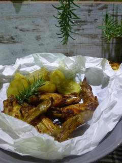 Una foto de Alitas de pollo fritas con patatas dinamita