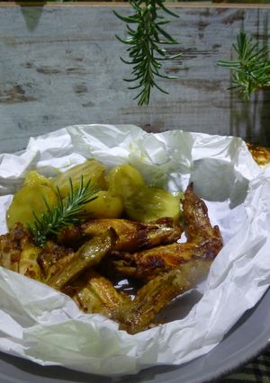 Una foto de Alitas de pollo fritas con patatas dinamita