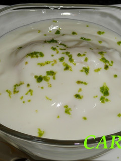 Una foto de Postre delicioso de peras en almíbar y yogur de limón