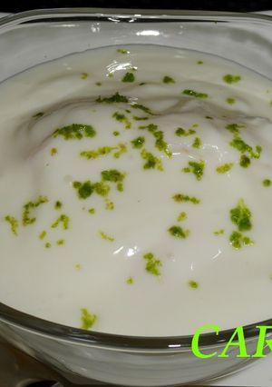Una foto de Postre delicioso de peras en almíbar y yogur de limón
