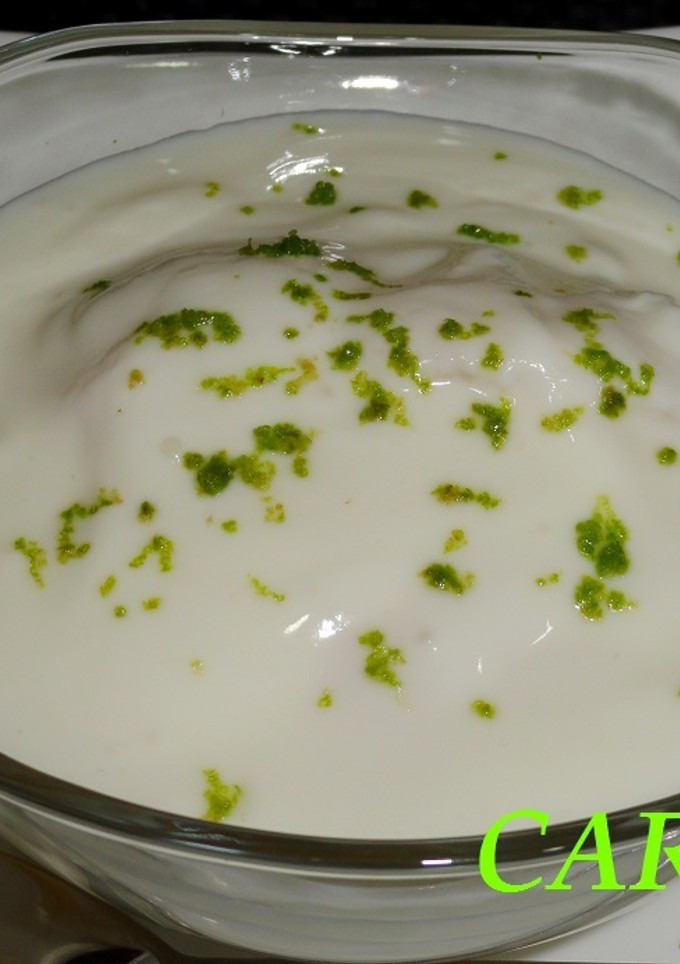 Una foto de Postre delicioso de peras en almíbar y yogur de limón
