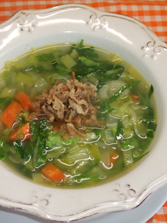 Una foto de Sopa de repollo y puerro a la mantequilla con crujientes de bacón