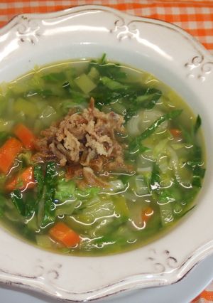 Una foto de Sopa de repollo y puerro a la mantequilla con crujientes de bacón