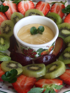 Una foto de Frutas con curd de limón y nata