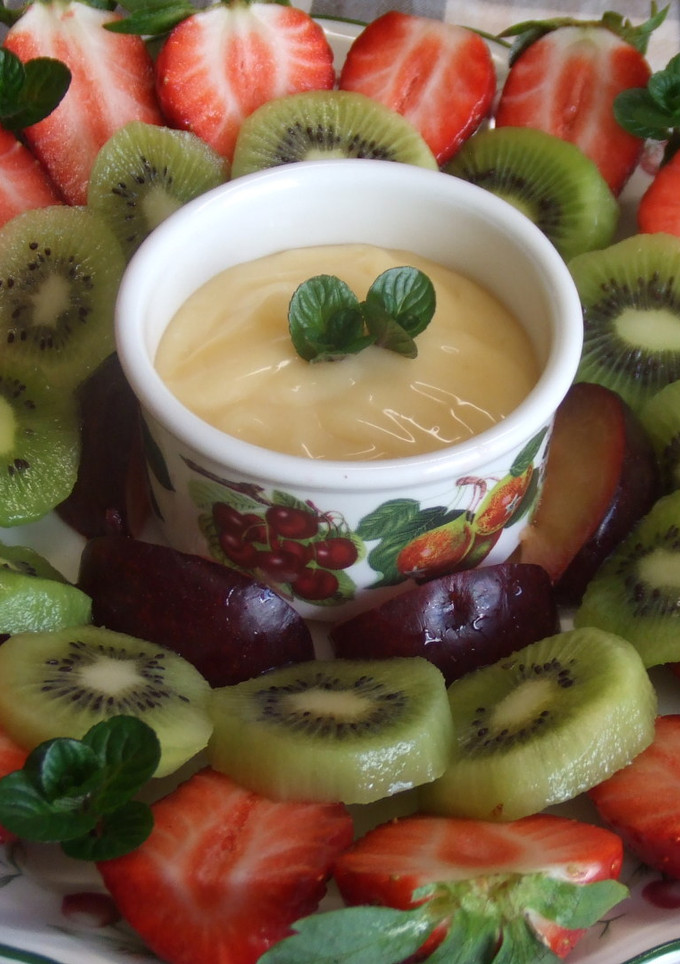 Una foto de Frutas con curd de limón y nata