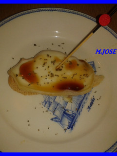 Una foto de Montadito de queso Camembert