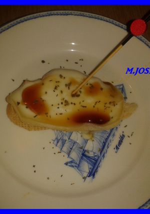 Una foto de Montadito de queso Camembert