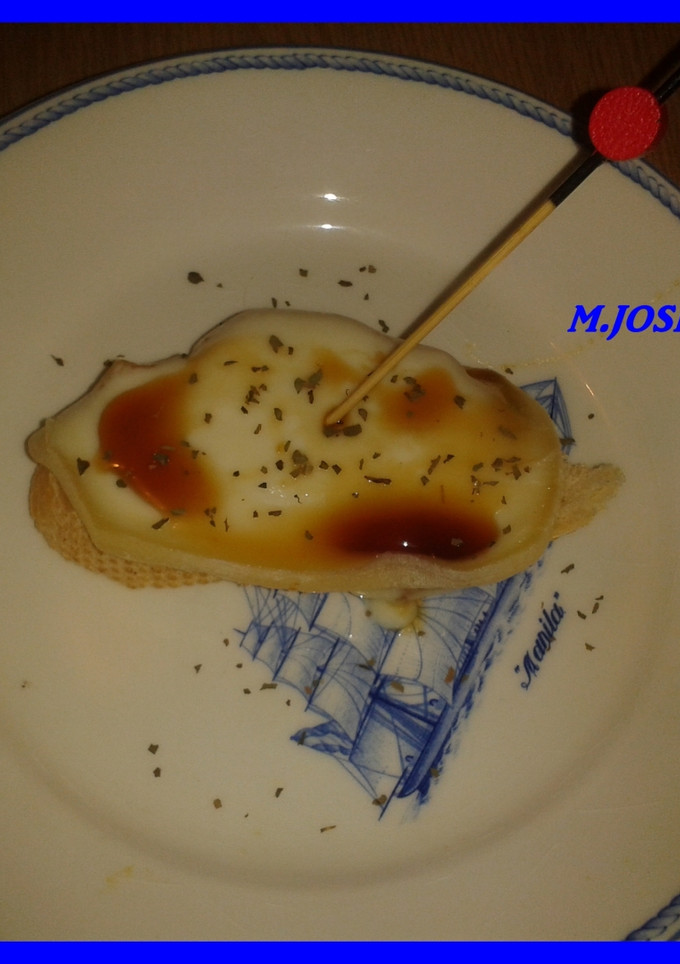 Una foto de Montadito de queso Camembert