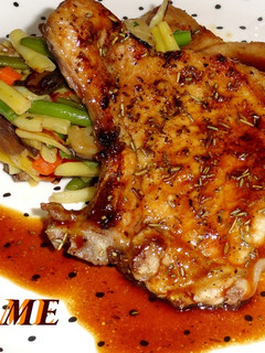 A picture of Chuletas de cerdo con romero, soja y miel.