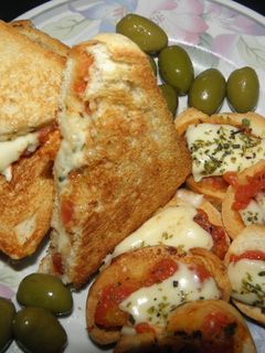 Una foto de Sándwich tostado y brusquetas sabor pizza