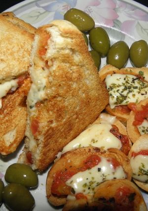 Una foto de Sándwich tostado y brusquetas sabor pizza