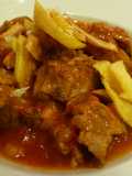 Cordero al chilindrón con patatas fritas