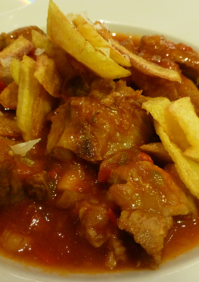 Una foto de Cordero al chilindrón con patatas fritas